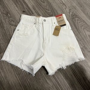 Levi’s high-waisted Mom shorts 24 NWT
